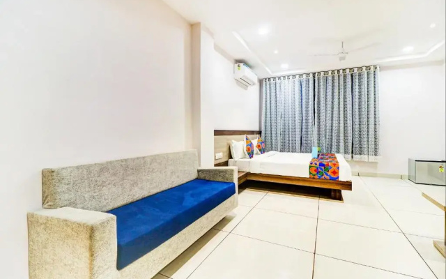 Fabhotel Meera Palace