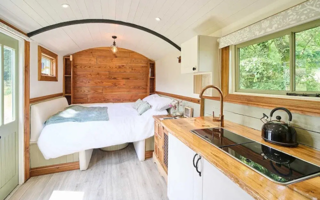 Host Stay Dipple Farm Shepherds Hut