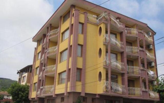 Отель Family Hotel Denica Болгария, Аврен - отзывы, цены и фото номеров - забронировать отель Family Hotel Denica онлайн вид на фасад