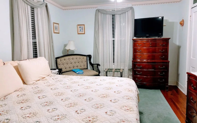 Colonial Beach Plaza Bed & Breakfast