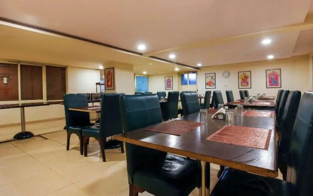 Capital O 68918 Sravya Grand Residency