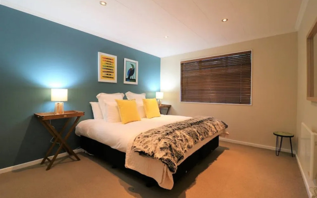 Spacious Central City Apartment with Parking