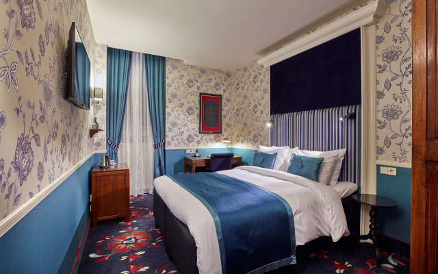Carlton Ambassador Hotel