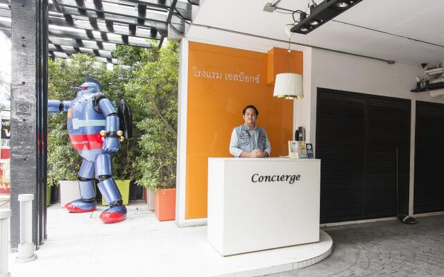 S Box Sukhumvit Hotel вид на фасад