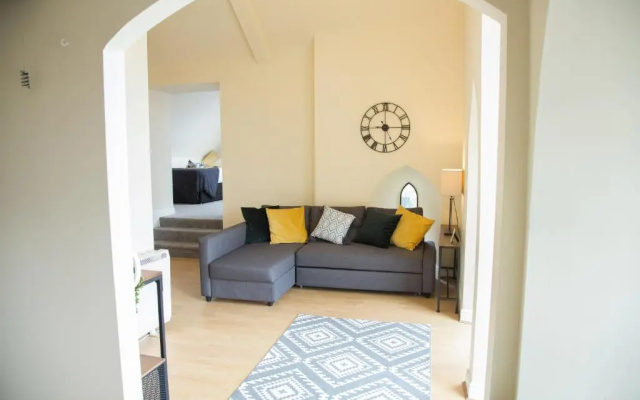 Central Penthouse in Converted Church - Free parking - Free WiFi