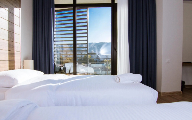 Superior Double room with balcony (full double bed) · Victoria Inn Tbilisi Hotel — photo 1