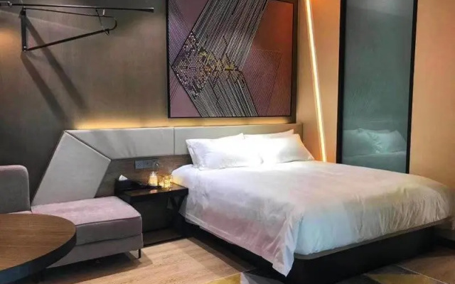 IU Hotels·Nanning Zoo Metro Station RT-Mart