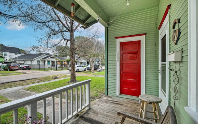 Pet-friendly Home w/ Yard: 3 Mi to Dtwn Houston!