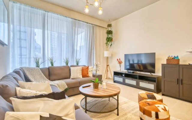 Incredible Views From This Classy Apt With Terrace