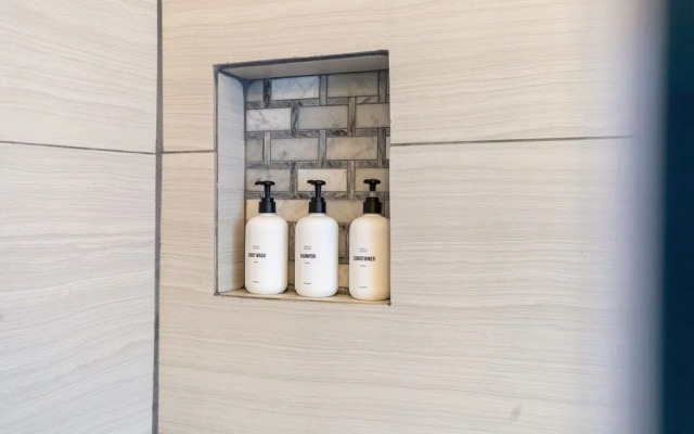 Beautiful Renovated Apartment Near King Street