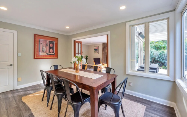 Castor Bay Home near Albany Sleeps 9