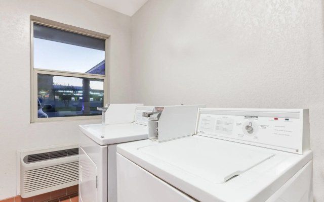 Super 8 by Wyndham Cleburne