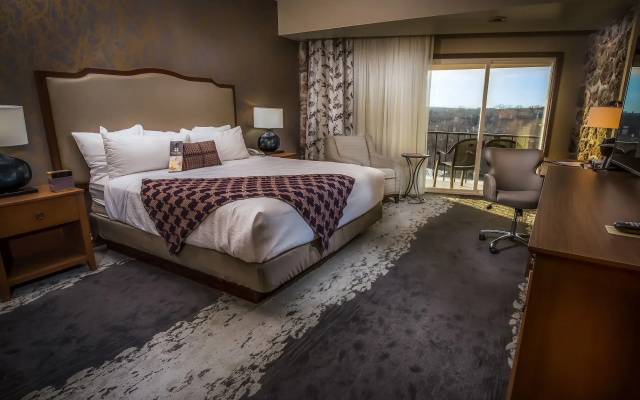 Lodge Of Four Seasons Golf Resort, Marina & Spa