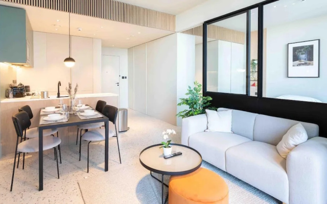 Sleek 1BR w Balcony in Business Bay