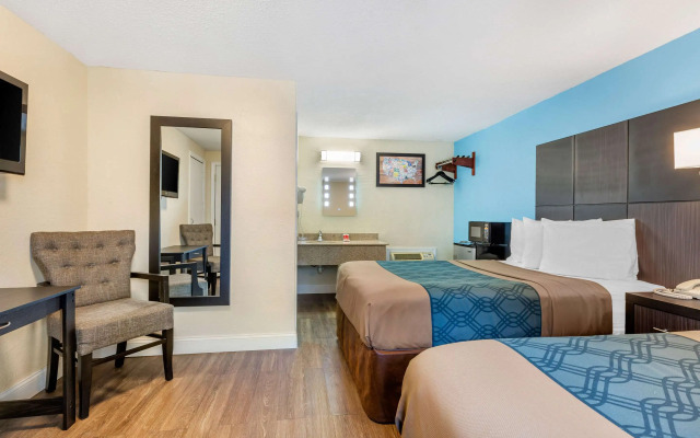 Econo Lodge West Yarmouth on Cape Cod