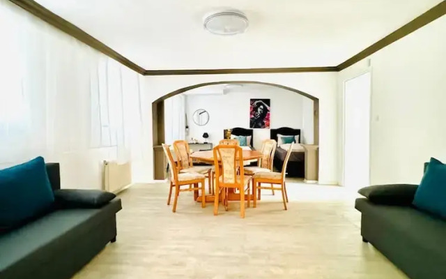 Comfortable 2BR Apt for 7 Guests