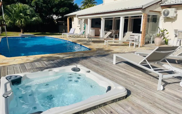 Maison villa 4 chambres Piscine jacuzzi 5mn de la plage