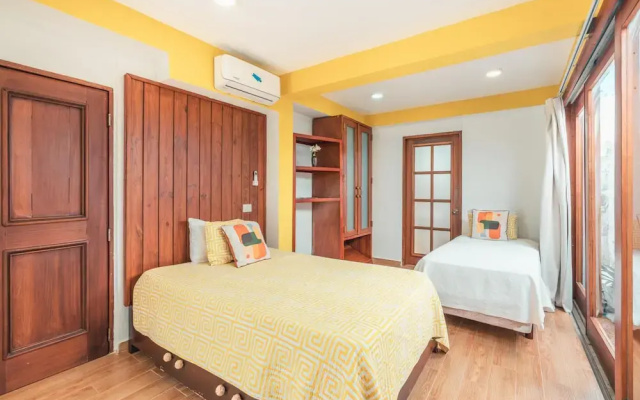 Bungallow With Private Backyard and Pool