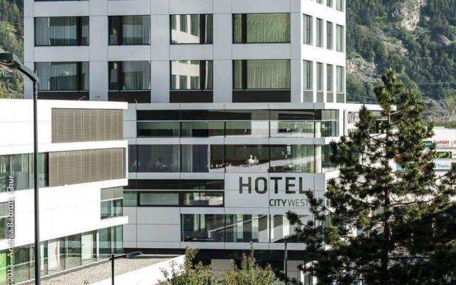 City West Hotel & Restaurant вид на фасад