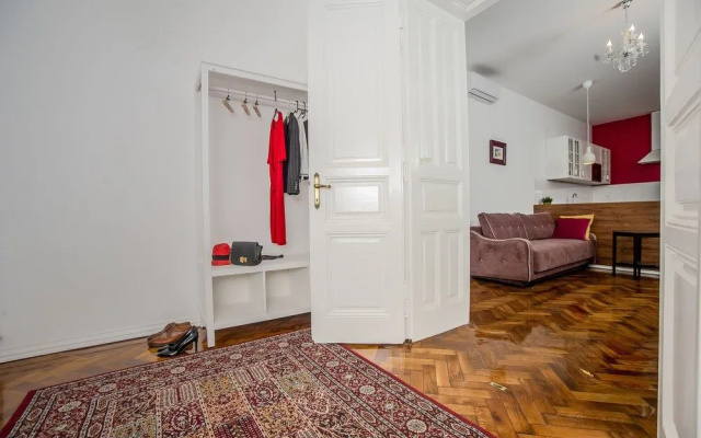 Crown Apartment