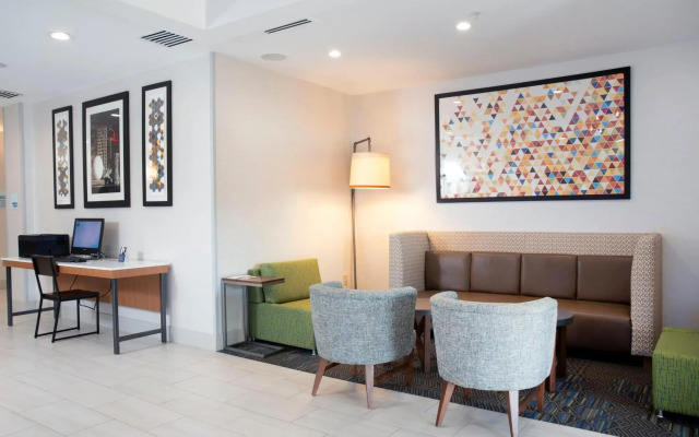 Holiday Inn Express & Suites Chester-Monroe-Goshen