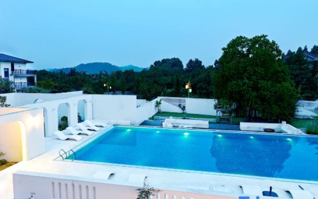 Moganshan Jiuzhu Hot Spring Light Luxury Beauty Hotel
