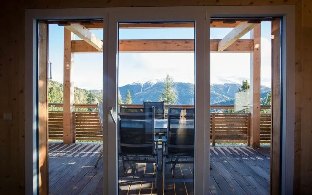Spacious Chalet With hot tub