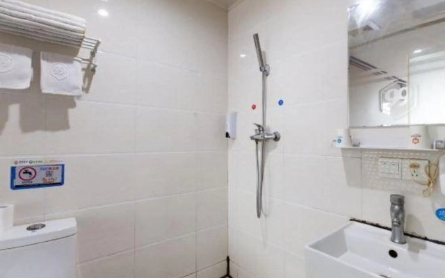 99 Preferred Hotel (Shanghai Film Park Chedun Station Branch)
