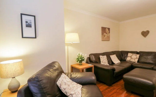7 Riverside Gardens