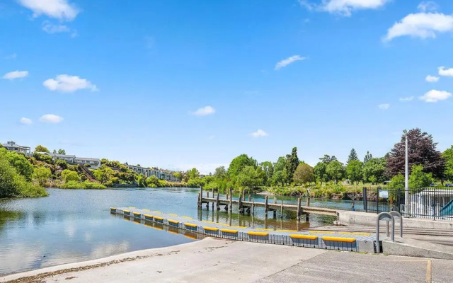 Central Riverside Retreat - Taupo Holiday Home