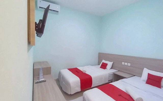 RedDoorz @ Diamond Inn Stasiun Pekalongan