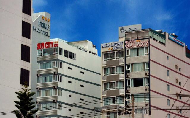 Отель Galaxy Hotel Ngan Ha Вьетнам, Нячанг - 9 отзывов об отеле, цены и фото номеров - забронировать отель Galaxy Hotel Ngan Ha онлайн вид на фасад