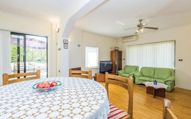 Amazing Home in Spincici With Wifi and 5 Bedrooms