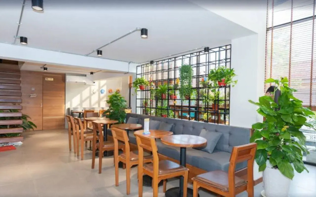 7 Days Premium Hotel