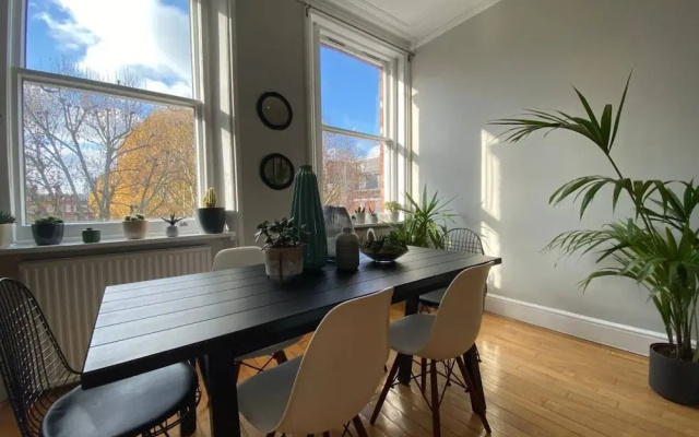 Beautiful 2 Bedroom Property in Earl's Court