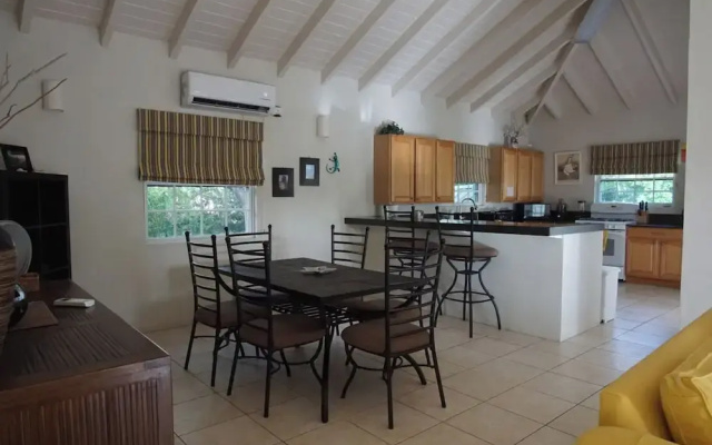 Villa - Sleeps 6 - Pool - Parking - Garden