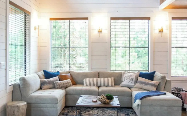 Sugarberry Farm Farmhouse! Firepit, Porch Swing