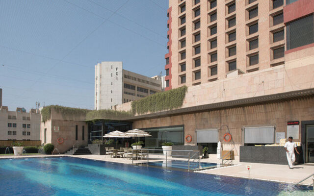Отель The LaLiT New Delhi бассейн