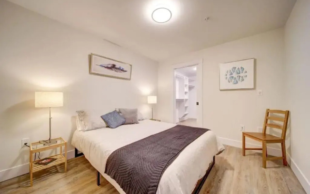 New Luxurious Modern 2BR Condo Sleeps 5 Coffee, AC, WIFI