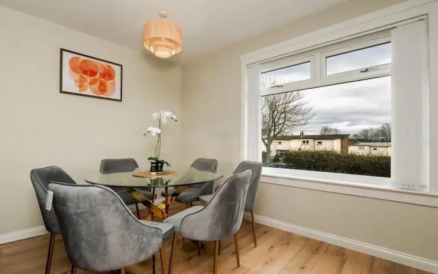 3 Bed House With Driveway