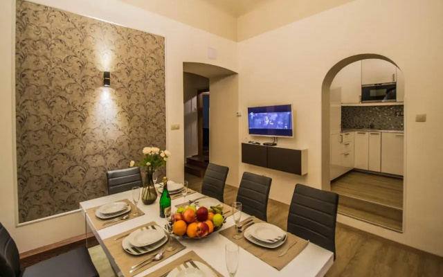 4BDR Historical Spirit Apt by Ruterra