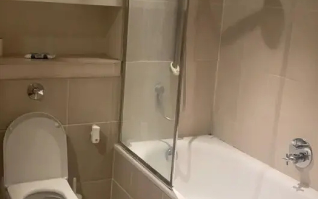 Lovely 1-bed Apartment Canary Wharf in London