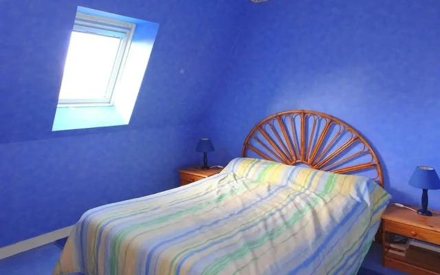 Apartment in St Quay Near Seven Beaches