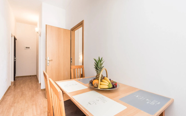 Apartment Matea 220m from the beach