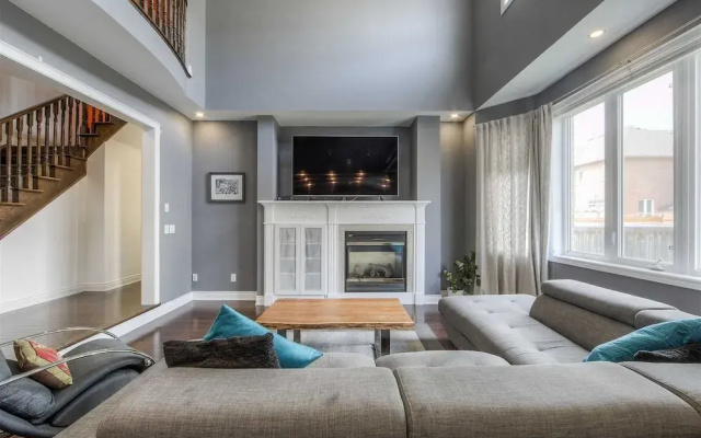 Spacious Family Haven: Modern 4-bedroom Luxury Home