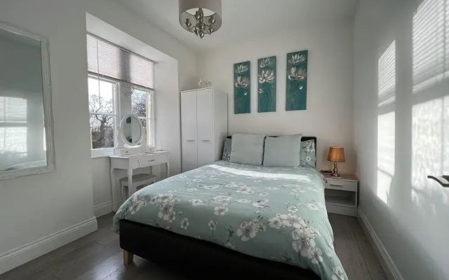 3 Bedrooms - 2 Bath Rooms - Dog Friendly - Parking