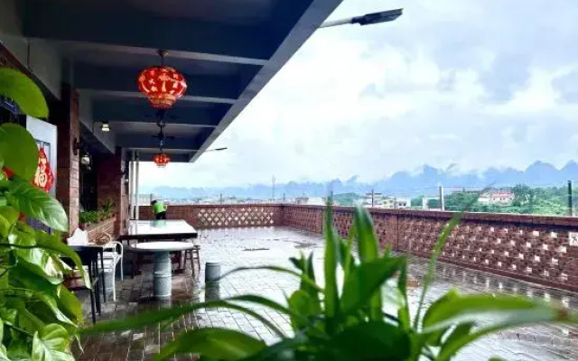 Du'an Honghuozhuan Art Homestay (Du'an High-Speed Railway Station)