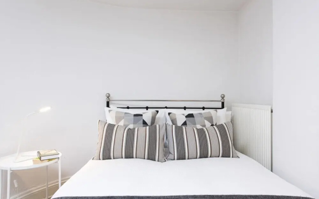 Stunning 1BR Kings Cross Flat!