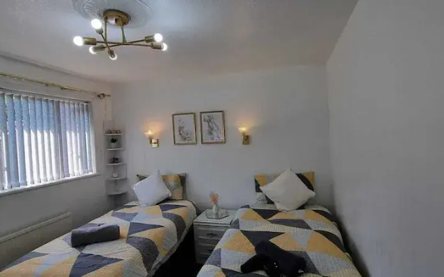 Modern 2-bed Home - Private Garden, Parking & Wifi