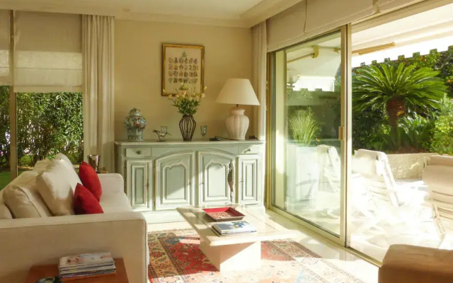 Vacation apartment with large private terrace and community pool, Cannes